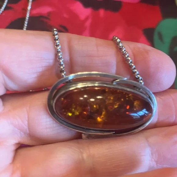 STERLING SILVER BALTIC AMBER PENDANT AND CHAIN - Picture 5 of 9